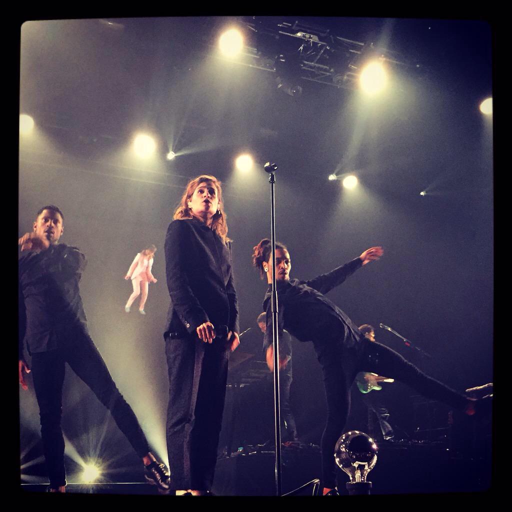 Emmline14's tweet photo. Le #PDB15 se termine. Impressionnée par @QueensChristine L'éclate !!! http://t.co/C0GOS2Eo6S