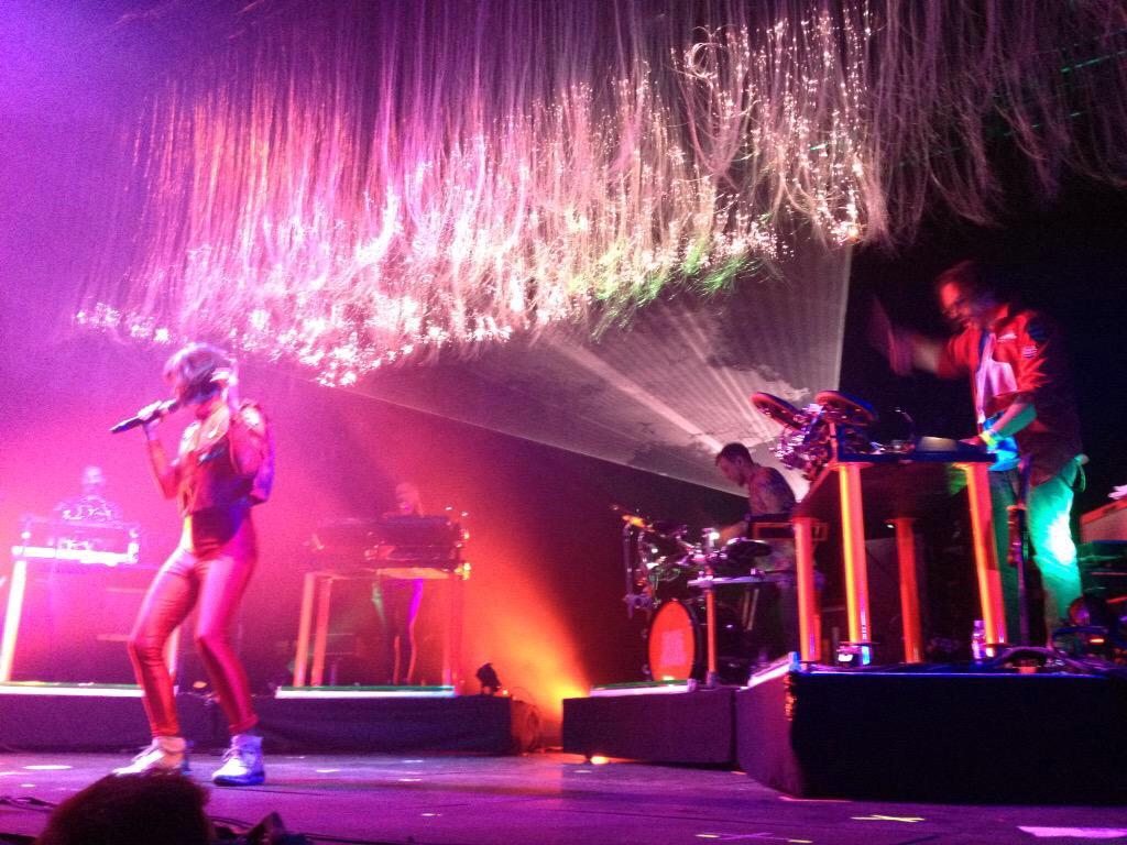 Emmline14's tweet photo. Le #PDB15 se termine. Impressionnée par @QueensChristine L'éclate !!! http://t.co/C0GOS2Eo6S