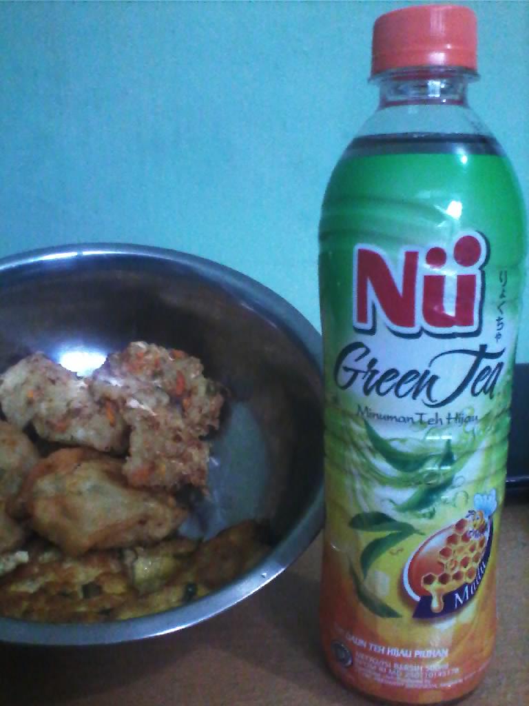 new_arry's tweet photo. @nugreentea Saat sarapan dengan gorengan, maklum akhir bulan harus hemat. http://t.co/Ku8HLRMrFN #KuisDadakanNuGreenTea