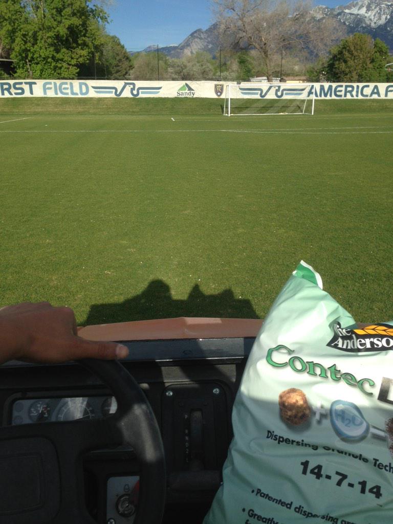 ZonaGrassGuy's tweet photo. Just cruising with this beautiful blend of fertilizer #NightTimeFeed #Tire2Tire #PracticeFieldMaintenance #MLS http://t.co/RFH4DJ07If