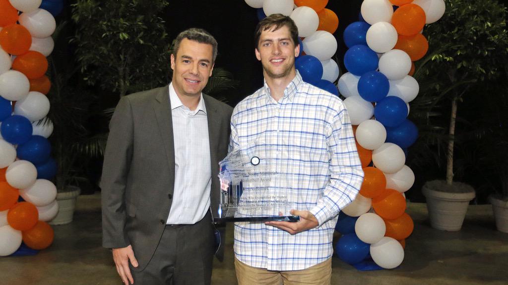 UVAMensHoops's tweet photo. Congrats to @RobVozzz (below w Coach TB) &amp; @leekers10 for sharing the Sidney Young Memorial Award #AllSportsBanquet http://t.co/KHGysXF1cf