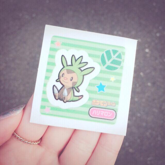 安田レイ En Twitter ポケモンパンに付いてくるシールに背景がついててびっくり わたしが毎日のように食べてた頃はなかったな でも質感は変わってないみたい シールまた集めよっと ポケモンパン ハリマロン かわいい Http T Co Bx6bbrze1f