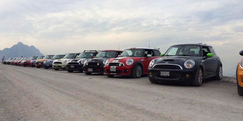 MINImexico's tweet photo. #MINICLUBS: Una postal de #MINI en Monterrey, donde los cerros se juntan con el cielo. Foto @gregoEC del @clubminimty http://t.co/y4vzUuzMnE
