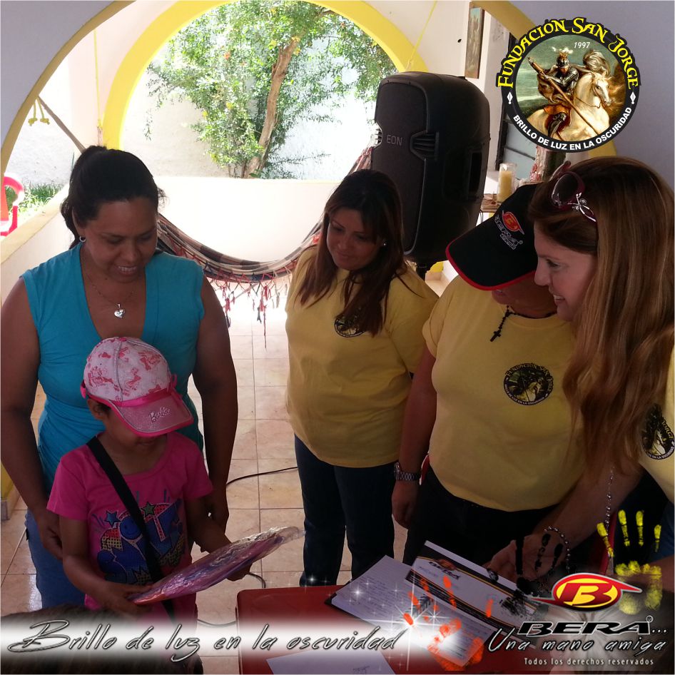 Unbrillodeluz's tweet photo. Como todos los Miércoles hicimos entrega de más de 40 donativos para las personas de bajos recursos. http://t.co/JnXh9TjqnF