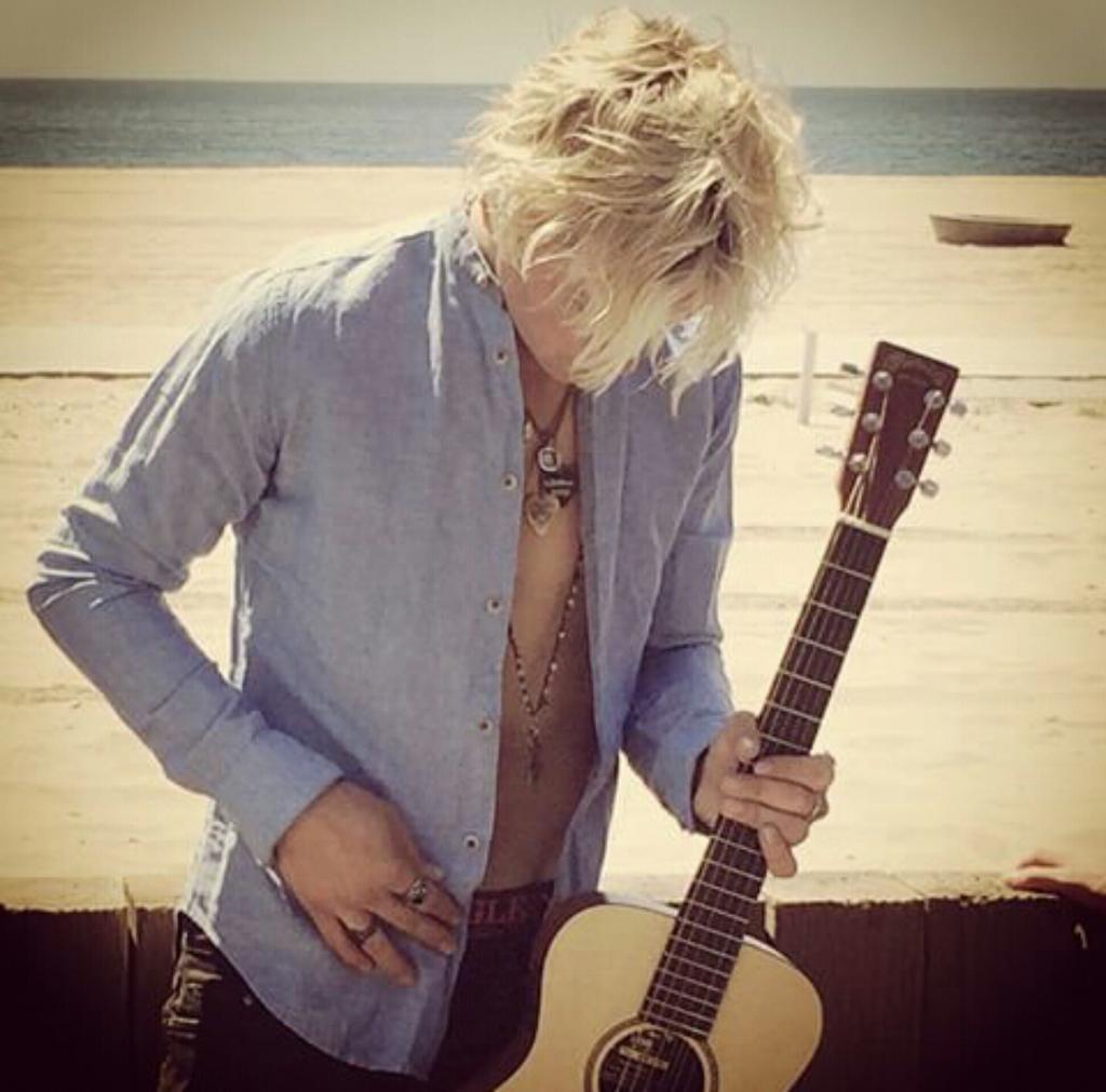 I need a dose of kisses and cuddles.Just me and you. On the couch. And our bodies so close to each other, please😩