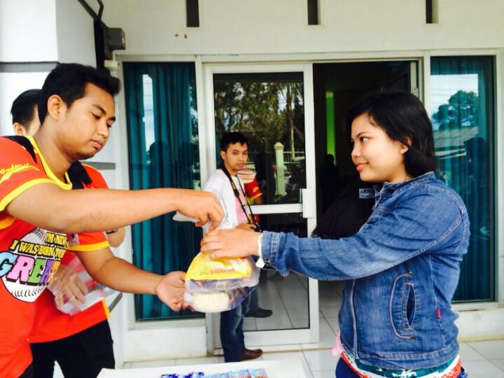 HelloDSukaraja's tweet photo. Cie cie yoan. Ngasi penyuluhannya jangan sambil modus ya #IndonesiaSehat http://t.co/WMZhYJW74z