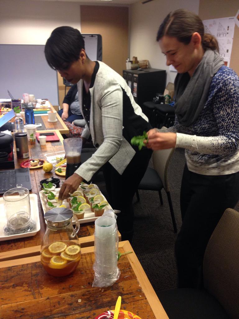 LadyGray2006's tweet photo. Awesome tasting Golden Monkey Arnold Palmers! #teavanapartner #tobeapartner @CourtneyRashai @OlgaBiletska 🍵👊🏼👍🏾🙌🏿 http://t.co/GabqqaxvC6