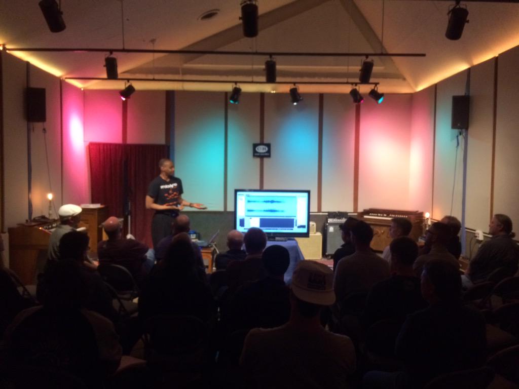 Romanowski_M's tweet image. Ray Williams demonstrating Melodyne at @Romanowski_M @CoastRecorders