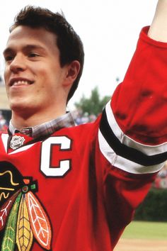 HAPPY BIRTHDAY TO ONE OF MY FAVOURITE PLAYERS EVER, JONATHAN TOEWS !!! LOVE YOU SOO MUCH TAZER !         