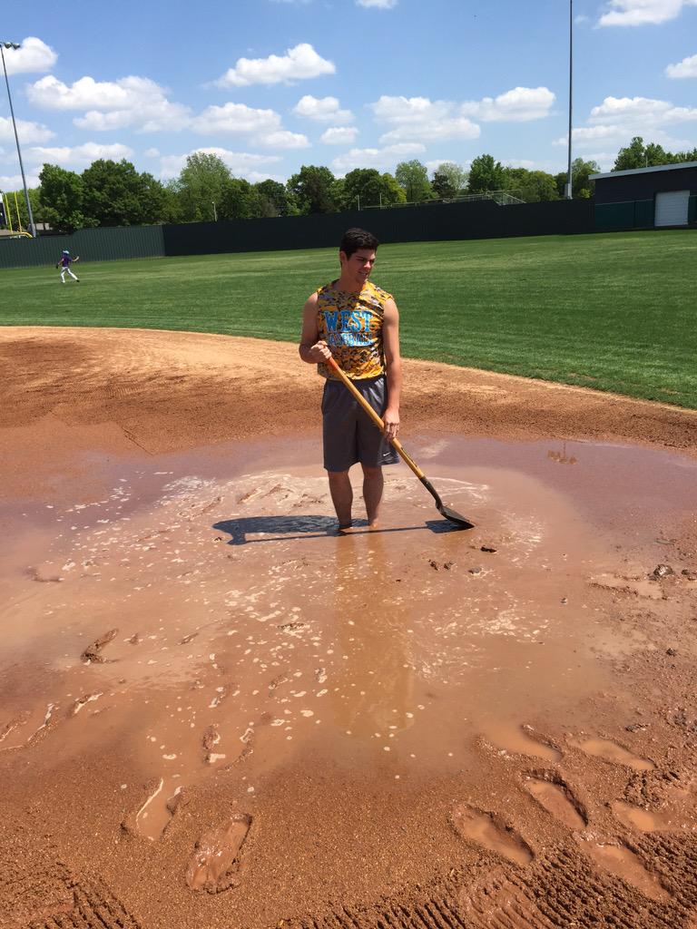 harrison_t_'s tweet photo. When you trynna play baseball but the weather don't agree 😒 #AnklesDeep😂 http://t.co/re2DDwsLKc