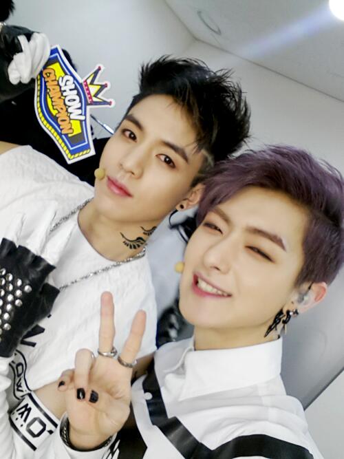 neva4get_urself's tweet photo. 🌸🌻🌼🌹 #CCLOWN #CROWNS #ForeverWithCClown 🌹🌼🌻🌸 http://t.co/pd0koQeXZp