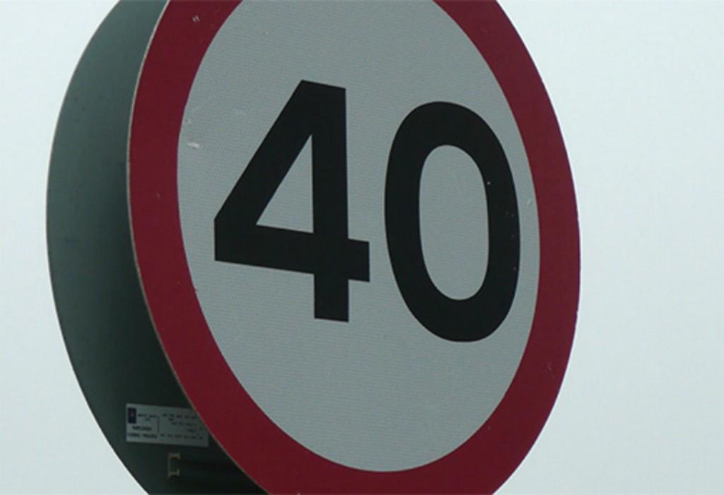 Дорожные знаки 40 км ч. Знак 40. Ограничение скорости 40. Дорожные знаки 40 км. Знак 40 км ч.