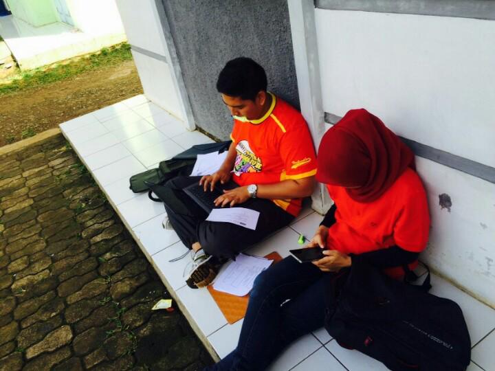 HelloDSukaraja's tweet photo. Waduh. Selain ada yg penyuluhan, ada jg yg siap2 melakukan presentasi. Masukin data nya yg Bener ya. Semangat tim http://t.co/r2ZI40NQRd