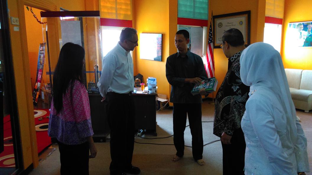 unairlibrary's tweet photo. Dubes Inggris kunjungan ke @unairlibamcor juga loch #GreatCorner http://t.co/4txawhI1bL