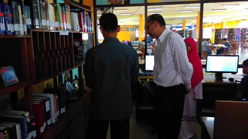 unairlibrary's tweet photo. Dubes Inggris kunjungan ke @unairlibamcor juga loch #GreatCorner http://t.co/4txawhI1bL