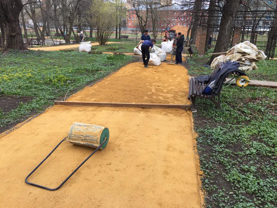 Заканчиваем обновлять дорожки! Желтый - их исторический цвет. Restoring paths with the historic yellow material.
