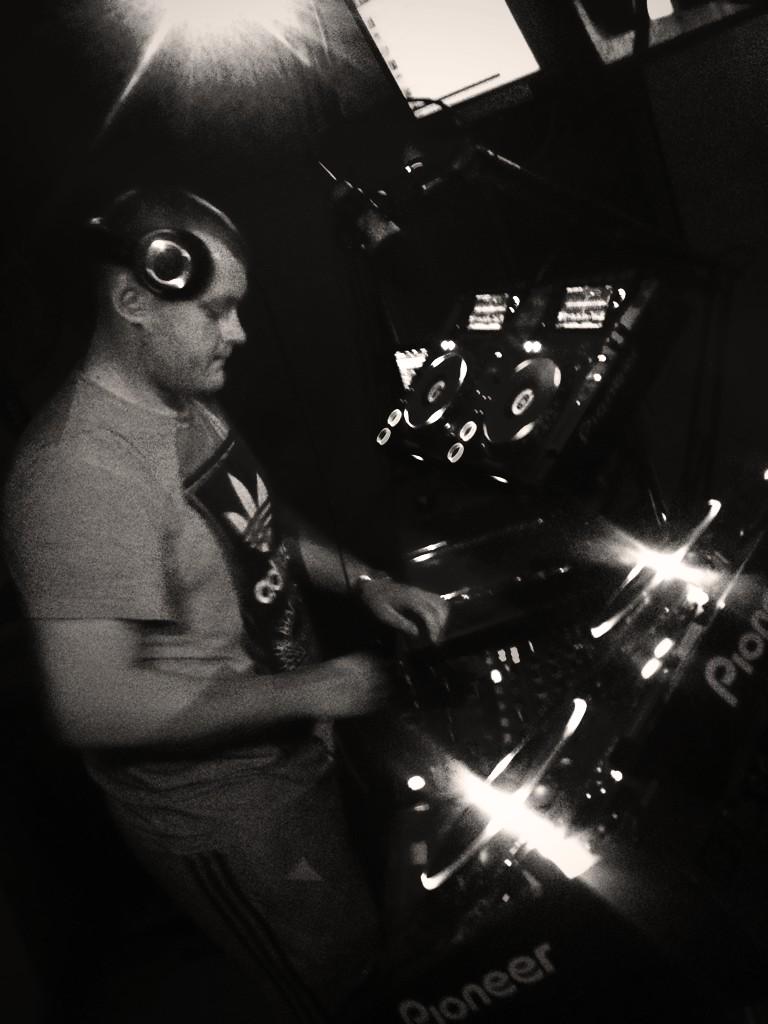 JBroncoe's tweet photo. #dnb #junglist NOW!  b2b Dj Uzi Marino @RoughTempo @yush1yush @MichaelPeluso1 @JaguarPawlondon  #live 5pm #dnb4life http://t.co/bWMcyfy9qG