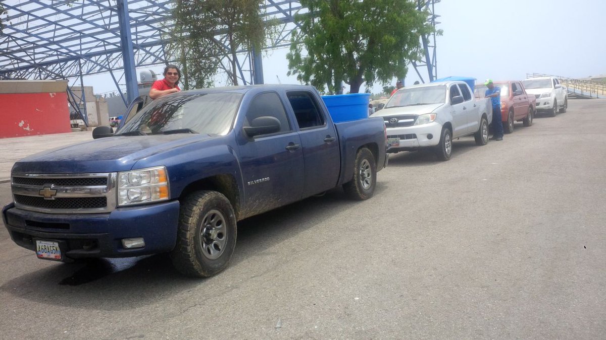 InfraPtoC's tweet photo. Dirección de Infraestructura preparados para la batalla #PlanNeptuno @rafaellacava10 @JesusMeza76 @AlbertoM_PSUV http://t.co/iuaPo0ooZH