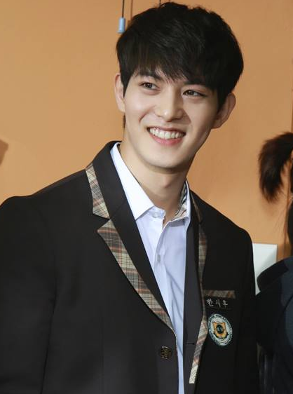 KDramaStars's tweet photo. 6 Fun Facts About CNBLUE's Lee Jong Hyun http://t.co/ICGdBmlvnz http://t.co/Py7PRt2zGZ