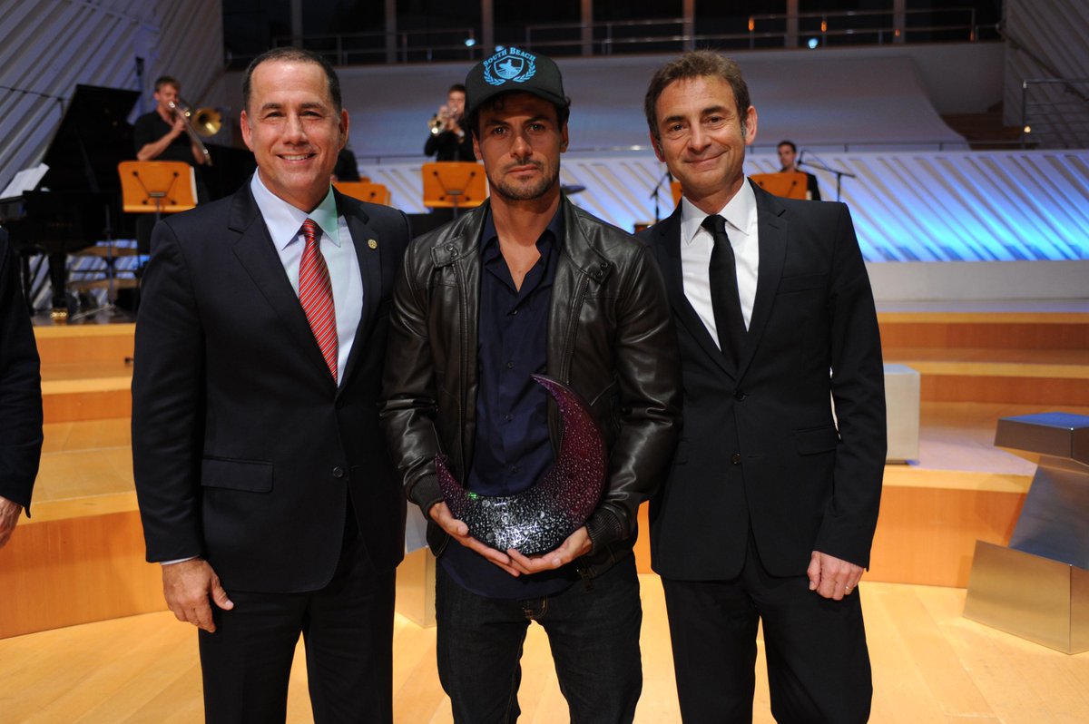 daum_usa's tweet photo. More photos from the @MaisonObjet America's Award Ceremony yesterday with prizes signed Daum #MOAMERICAS15 #MO2015 http://t.co/bj2i6dYQqg