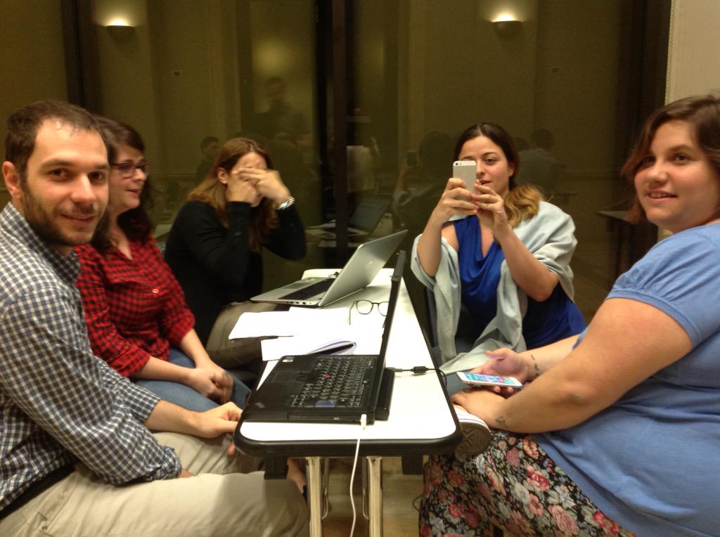 dolabschool's tweet photo. Giulia, Marina, Francesca, Marella, Francesco: il super Gruppo "piano editoriale" 😀 #DoLabMonitoring http://t.co/URPD0vNz1a