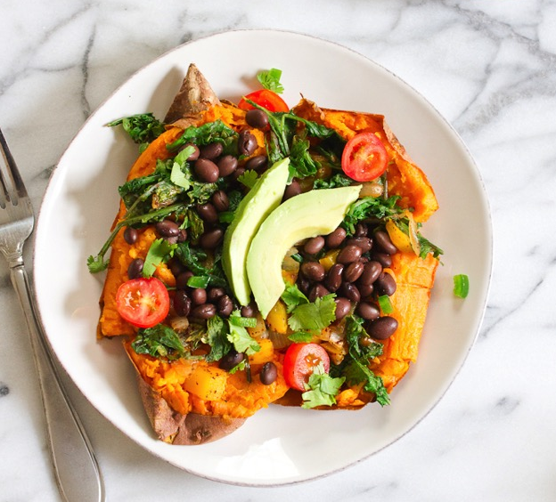 findingvegan's tweet photo. Mexicali Stuffed Sweet Potato http://t.co/Yl9Cl8Ri3h by @eatingbirdfood http://t.co/ZiVhKUdZxt