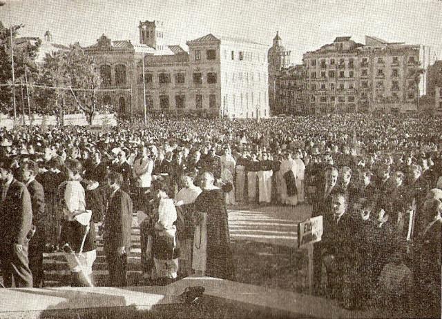 SRosarista's tweet photo. Cercana a esta hora se coronó a @Rosario_Granada. Devoción, historia, antiguedad reconocidas en #Granada hace 54 años http://t.co/kwHqzUc2YO