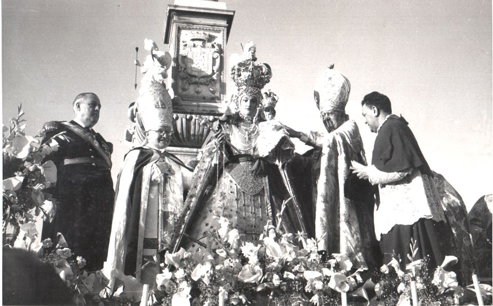 SRosarista's tweet photo. Cercana a esta hora se coronó a @Rosario_Granada. Devoción, historia, antiguedad reconocidas en #Granada hace 54 años http://t.co/kwHqzUc2YO