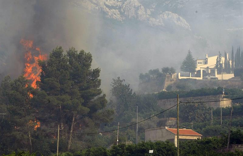 3CatInfo's tweet photo. Foc #Pego: a Alacant han arribat avui als 36,8 rècord de calor en un mes de maig des del 1865 http://t.co/iukWYba9HA http://t.co/NV2YAklc3r