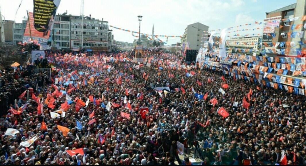 SonVesayet's tweet photo. En objektif hali ile paylaşalım.
İlki Erdoğan'ın 2014 Van mitingi, ikincisi ise bu yıl Van'da sahneye çıktığı an! http://t.co/NXuaXyjRWj