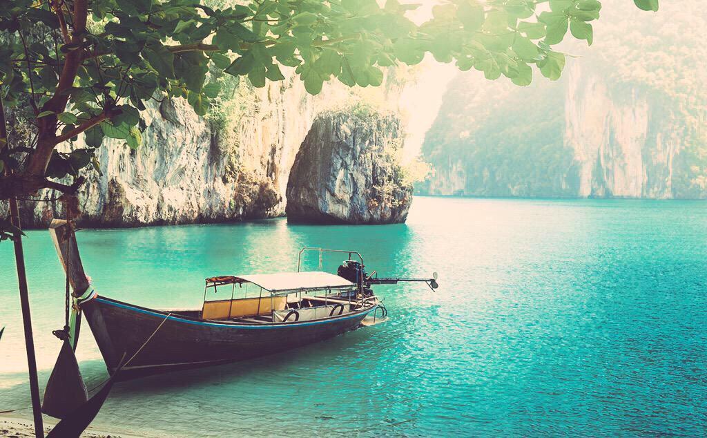 lovecutestories's tweet photo. When I see wonderful places, I automatically think of you and how it could be awesome to be next to you. 💚 http://t.co/bdXidokzkn