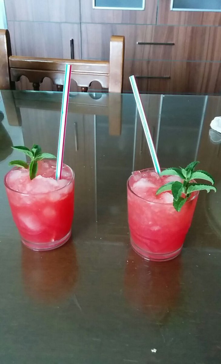 Nuriquii's tweet photo. De cóctel casero con la churri @LidiaNavarroM #ParroCity #BuenaVida http://t.co/qgdGG24y8r