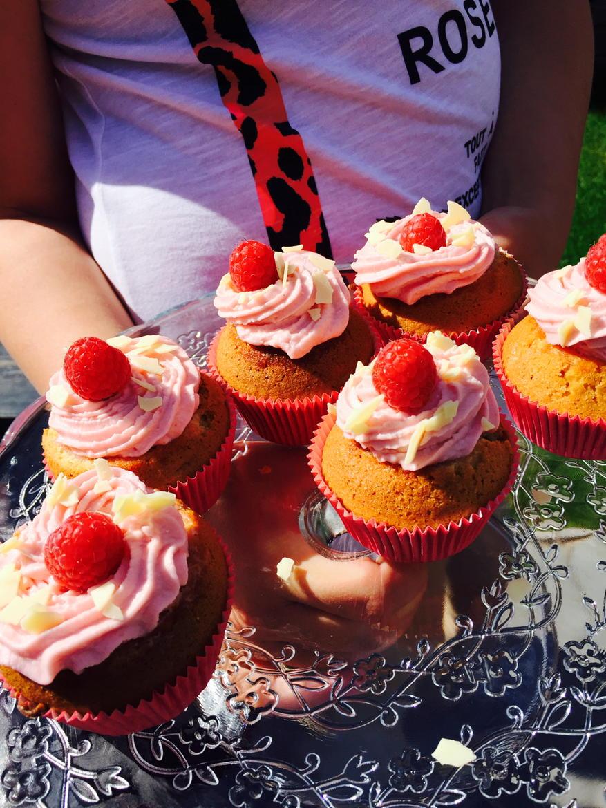 SijbsBakery's tweet photo. Cupcakes by @MBartlema #hemelvaart #family http://t.co/KC1nuHXvTj