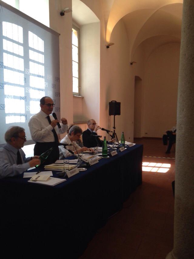 DonzelliEditore's tweet photo. Intervento di @paolodecastro sul tema del #cibo #donzellieditore ora a Milano #ispionline http://t.co/bn0OM3VEMb http://t.co/qNguO3OZvz