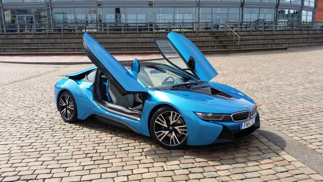HakansBilblogg's tweet photo. @FACIT_Sverige @BMWGROUP Få bilar har skapat mer uppmärksamhet på vägar och gator, som BMW i8. Love the car! 😎 http://t.co/JxrwihrxZ5