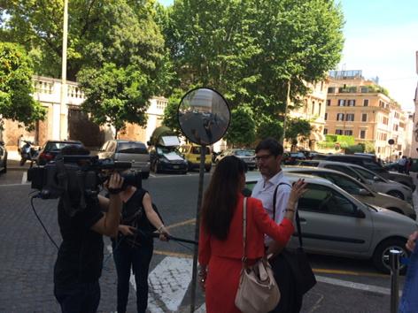 LieblingXhain's tweet photo. Vor dem italienischen Verfassungsgericht: Interview von @Dirk_Behrendt mit ital Fernsehen #Roma #Italia #AGH #InnSO http://t.co/0egRNiIe0J