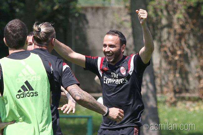 BTuerah's tweet photo. "@acmilan: The guys keep training ahead of next match #SassuoloMilan! Have a look at the pics http://t.co/FtkfMppMyU http://t.co/XBGjbQ6oQO"