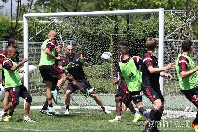 BTuerah's tweet photo. "@acmilan: The guys keep training ahead of next match #SassuoloMilan! Have a look at the pics http://t.co/FtkfMppMyU http://t.co/XBGjbQ6oQO"