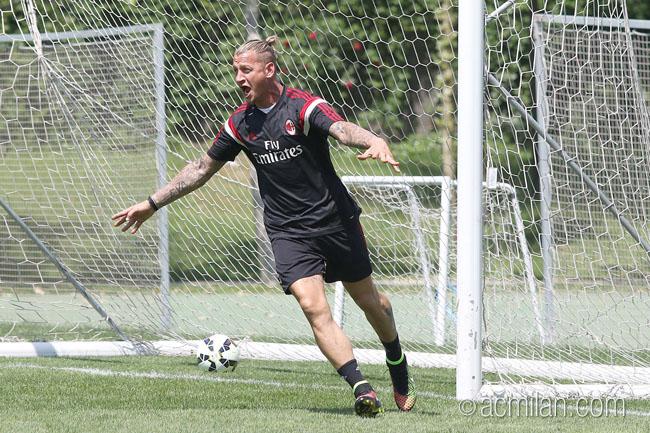 BTuerah's tweet photo. "@acmilan: The guys keep training ahead of next match #SassuoloMilan! Have a look at the pics http://t.co/FtkfMppMyU http://t.co/XBGjbQ6oQO"