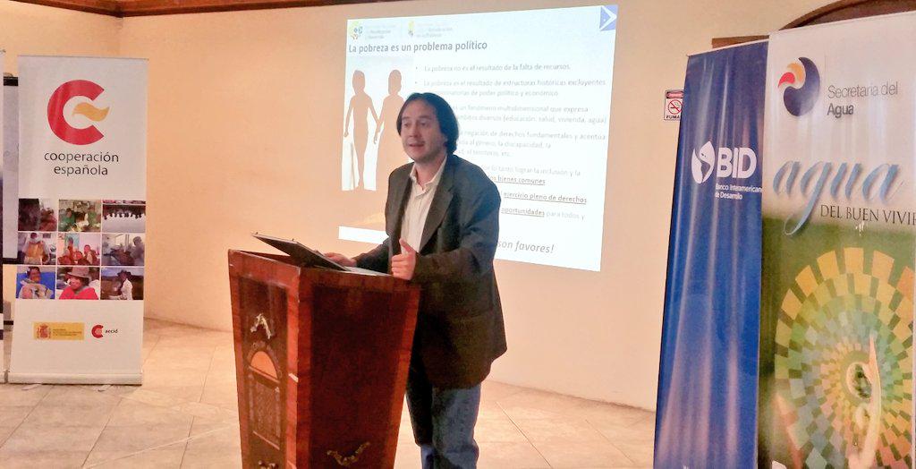 AguaPotableEC's tweet photo. @andresmideros realiza presentación EstrategiaNacional Igualdad y ErradicaciónPobreza #ENIEP @SenpladesEc #TallerENAS http://t.co/wgE99z3XnV