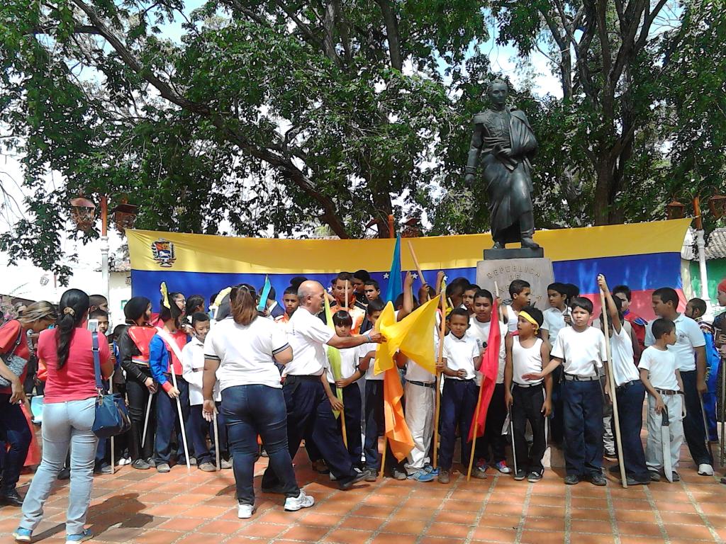 mirandalz's tweet photo. Escenificación de Batallas de héroes de Chaguaramas por las escuelas del municipio escolar n13 http://t.co/R34ctCU8aD