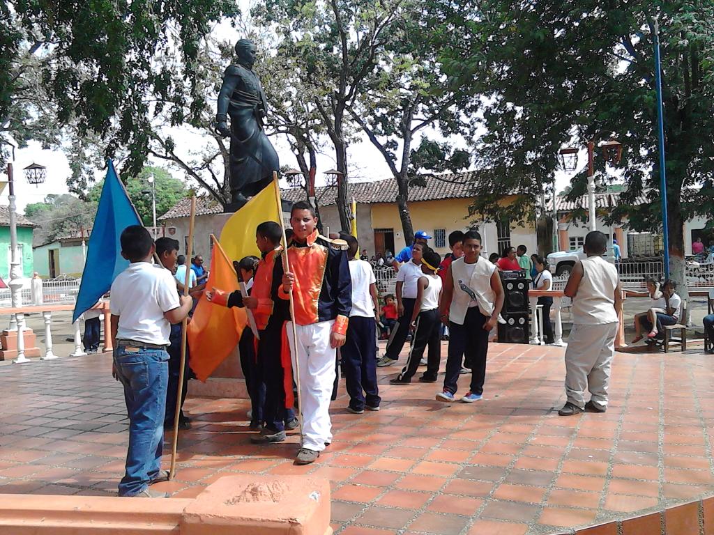 mirandalz's tweet photo. Escenificación de Batallas de héroes de Chaguaramas por las escuelas del municipio escolar n13 http://t.co/R34ctCU8aD