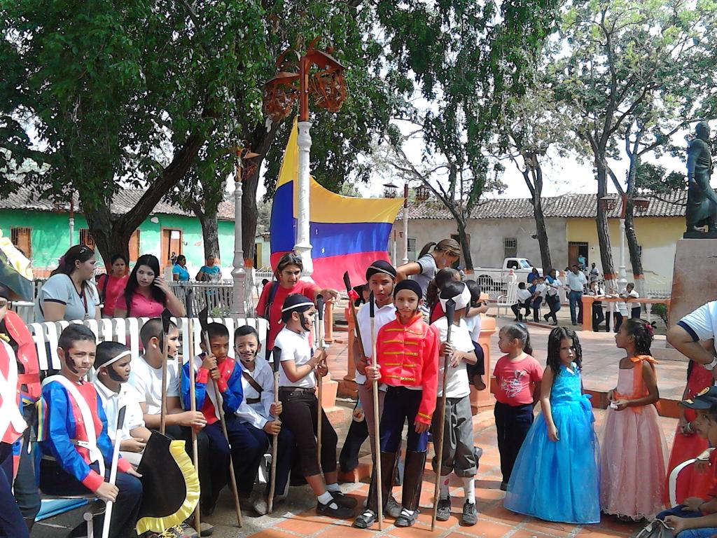 mirandalz's tweet photo. Escenificación de Batallas de héroes de Chaguaramas por las escuelas del municipio escolar n13 http://t.co/R34ctCU8aD