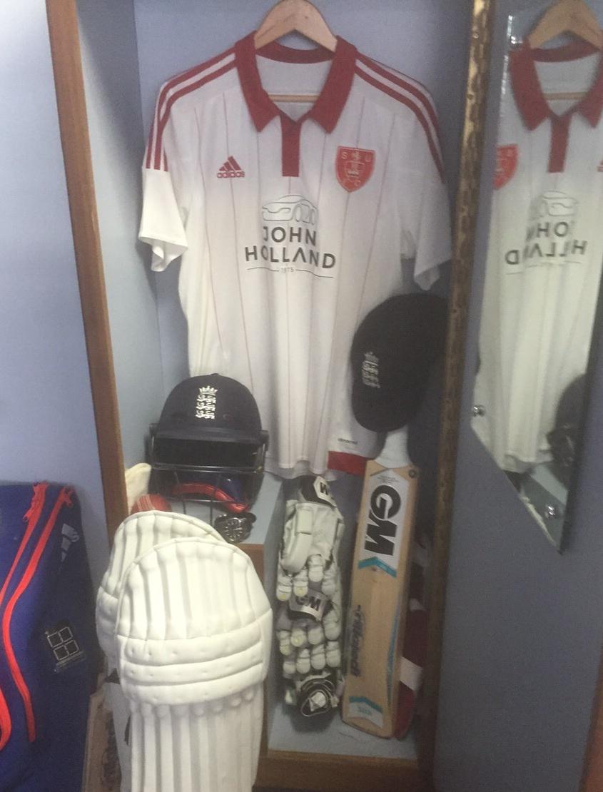 SheffieldUnited's tweet photo. A glimpse inside the locker of England cricketer @joeroot05 during the test series in the West Indies #twitterblades http://t.co/8URoSqJsqy