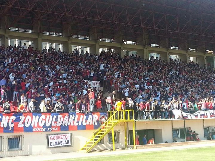 karaelmas_67_'s tweet photo. İstanbulspor deplasmanında Zonguldakspor tribünleri 
@tribundergi http://t.co/V0ekKYUoDt