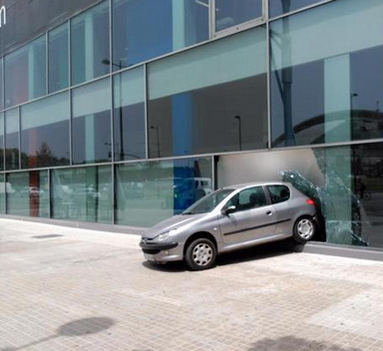 lasprovincias's tweet photo. Un coche se estrella contra un hotel en Valencia al desengancharse de la grúa http://t.co/5EKskQU6oP http://t.co/gT2n5Rm60H