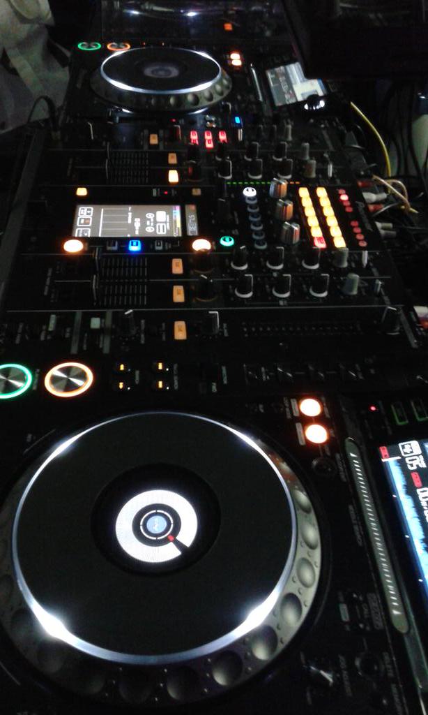 SirHellOfficial's tweet photo. Cue...▶/| |!Trick!wide!mix time!
#pioneer #SirHell #trick #Wide #nostopmusic #EDMforLIFE
#effectfrequency #Delay1/4 http://t.co/DKJEhA0Z30