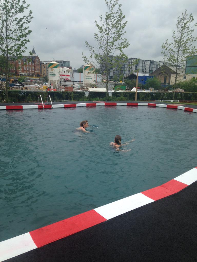 Some of the brave ones #KingsCross #naturalswimmingpond