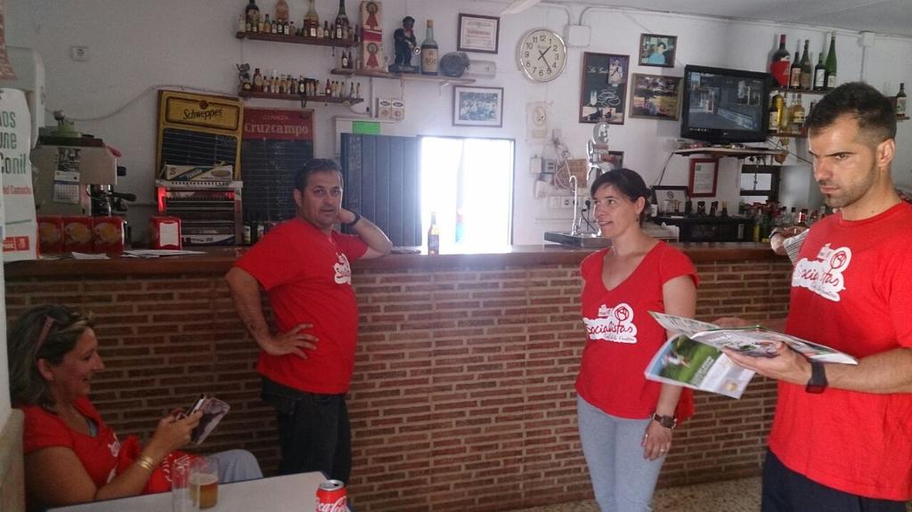 psoeconil's tweet photo. Mañana de reparto en majadales de roche #NosUneConil #TransformemosJuntosConil #SaludCamachoAlcaldesa #VotaPsoe http://t.co/H5KJ2QWn8c