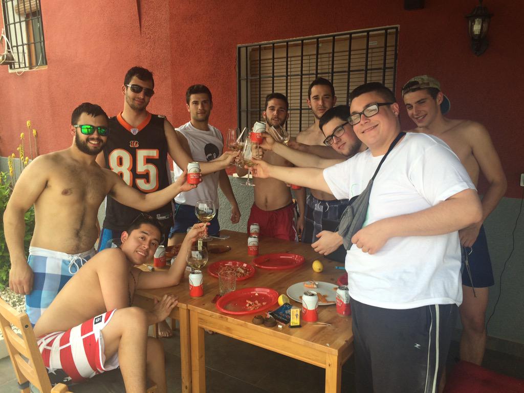 kaku12_14's tweet photo. De cumpleaños @aberolo93 @JaviMartSanchz @Miquelespin @AlexDePacoGuill @xXBoluXx http://t.co/LqG2F5p7KX